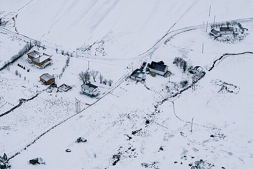 Case e campi coperti di neve.