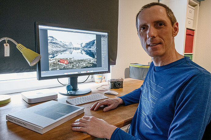 Il fotografo Martin Hülle lavora sul monitor grafico EIZO ColorEdge CS2740.